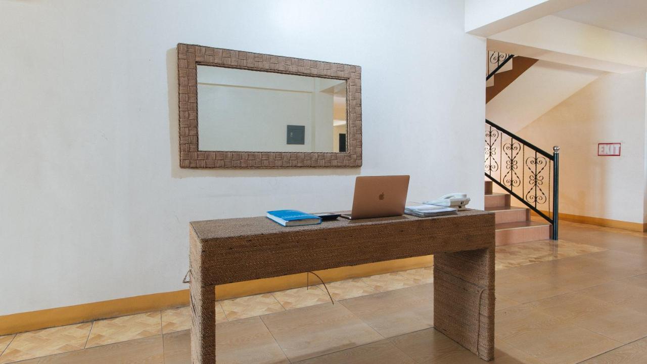 Reddoorz @ Golden Skye Hotel Guagua Екстериор снимка